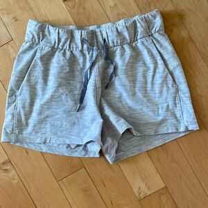 Lulu lemon pull on short with pockets size 6